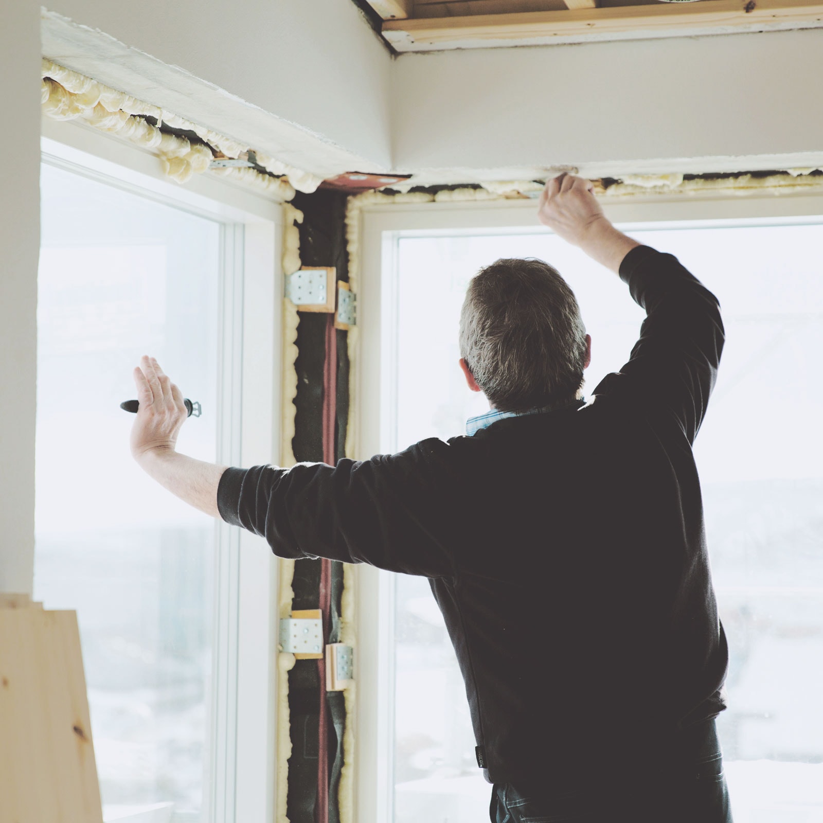 Mand bygger vinduesparti