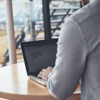 Mand, der sidder med en laptop