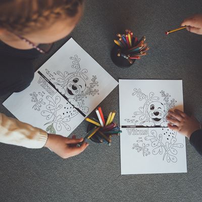 Børn tegner på Vitus papir