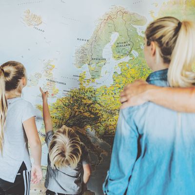 Familie ser på verdenskort