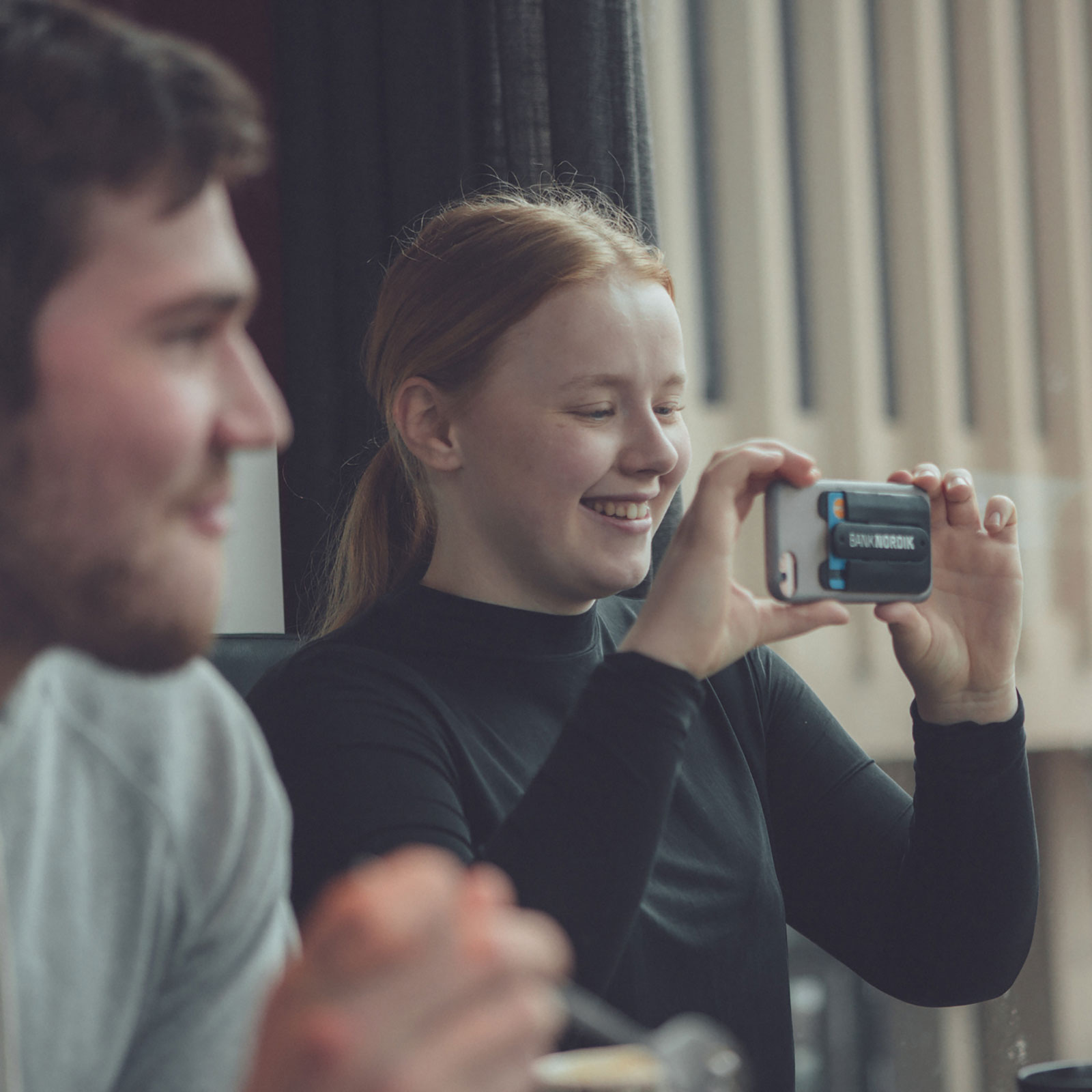 Pige tager billede med en iphone