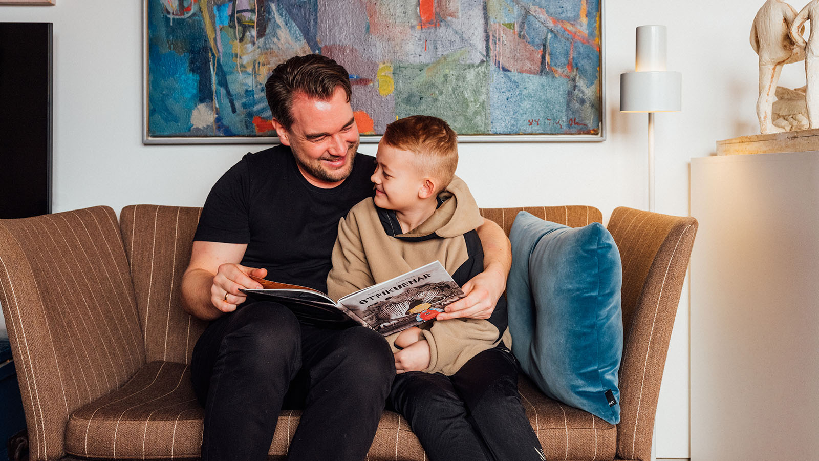 Pápi og sonur lesa bók Bókaklubbin