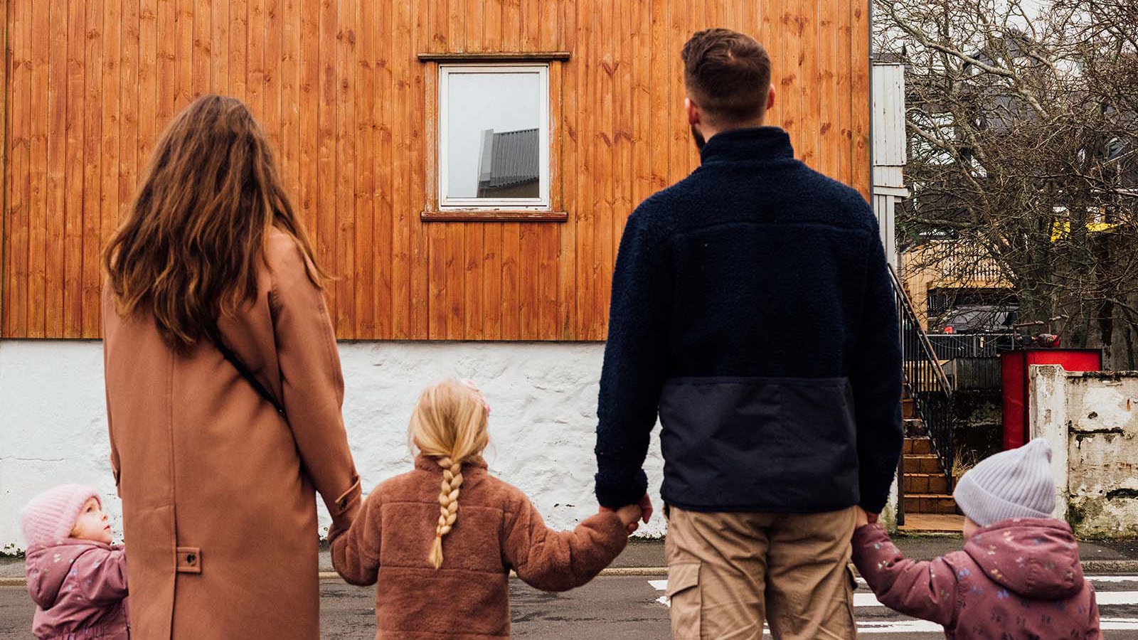 Familja uttanfyri hús