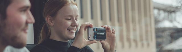 Pige tager billede med Iphone