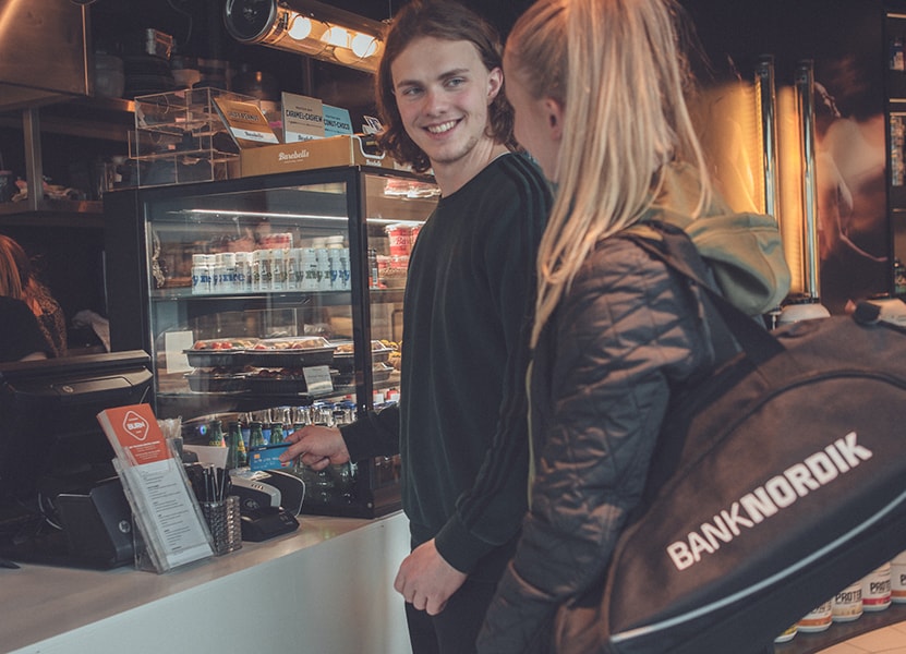 To unge, der betaler med masterkort