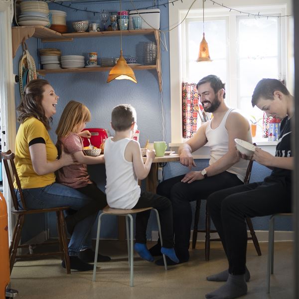 Familja etur morgunmat saman