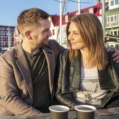 Par situr og drekkur kaffi