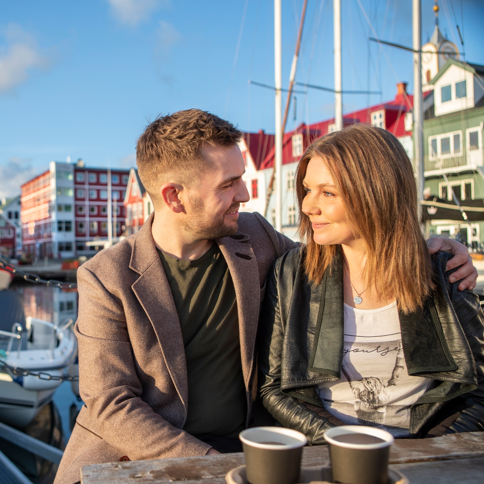 Par situr og drekkur kaffi