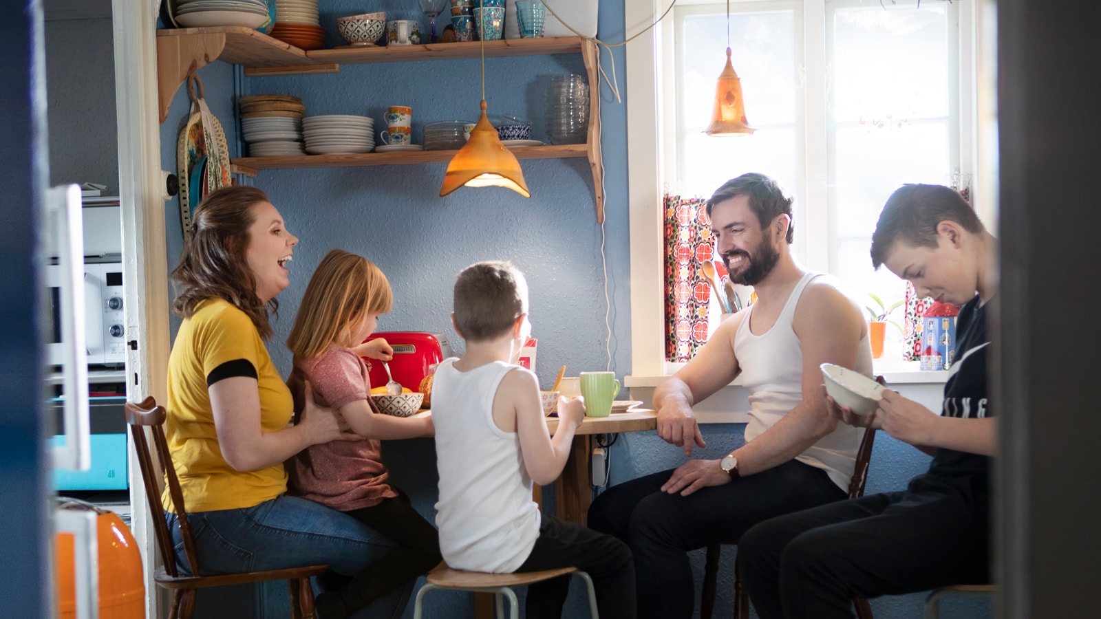 Familja situr og etur morgunmat