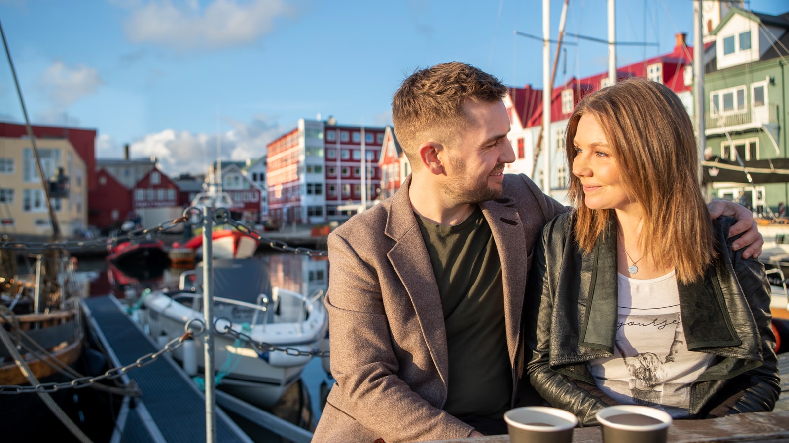 Par situr og drekkur kaffi